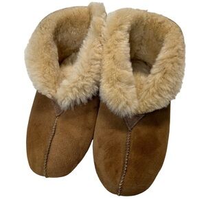 UGG Australia Slippers. Rod women’s #7500. Size 7. Australia. Tan. Gently used.